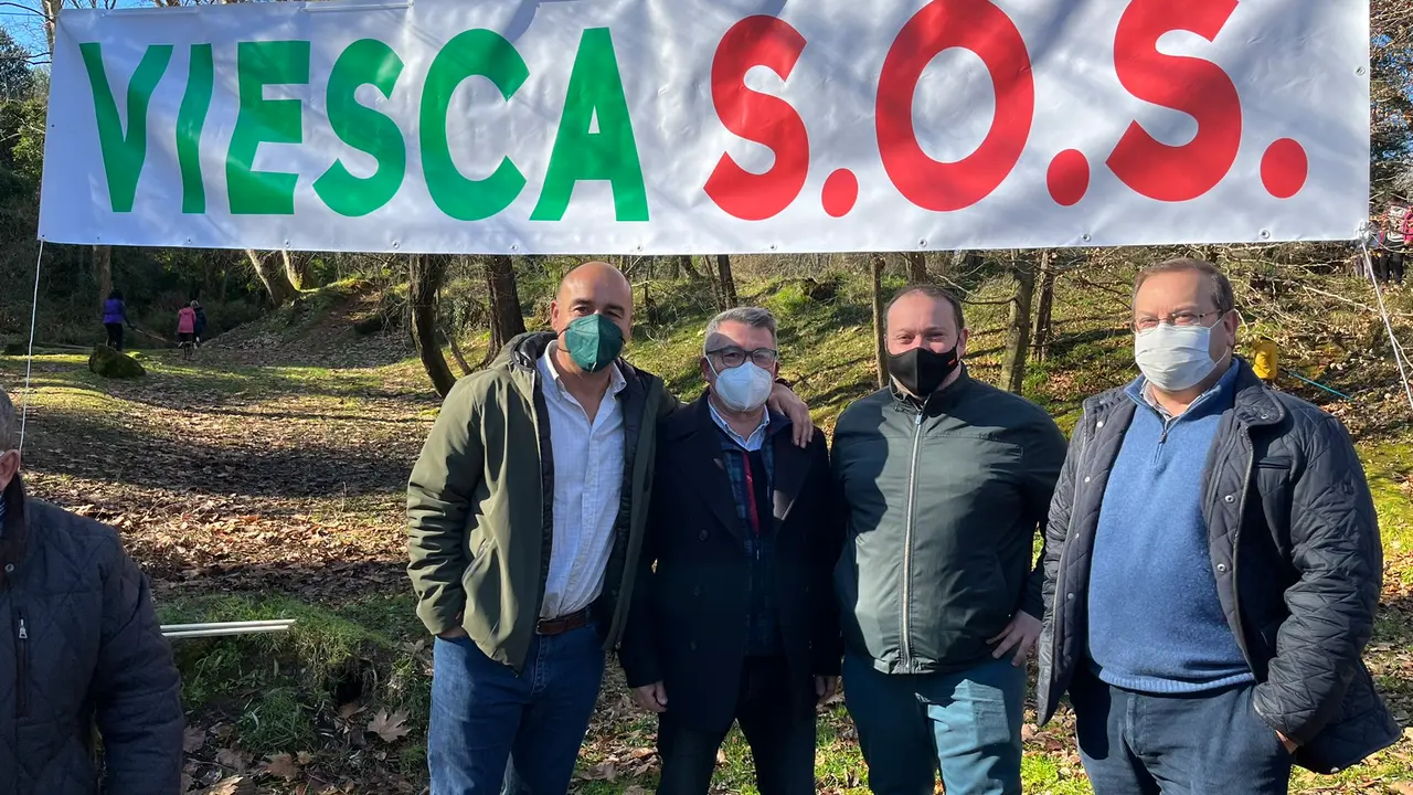 Los representantes de Ciudadanos frente al cartel de S.O.S. en La Viesca. / ALERTA
