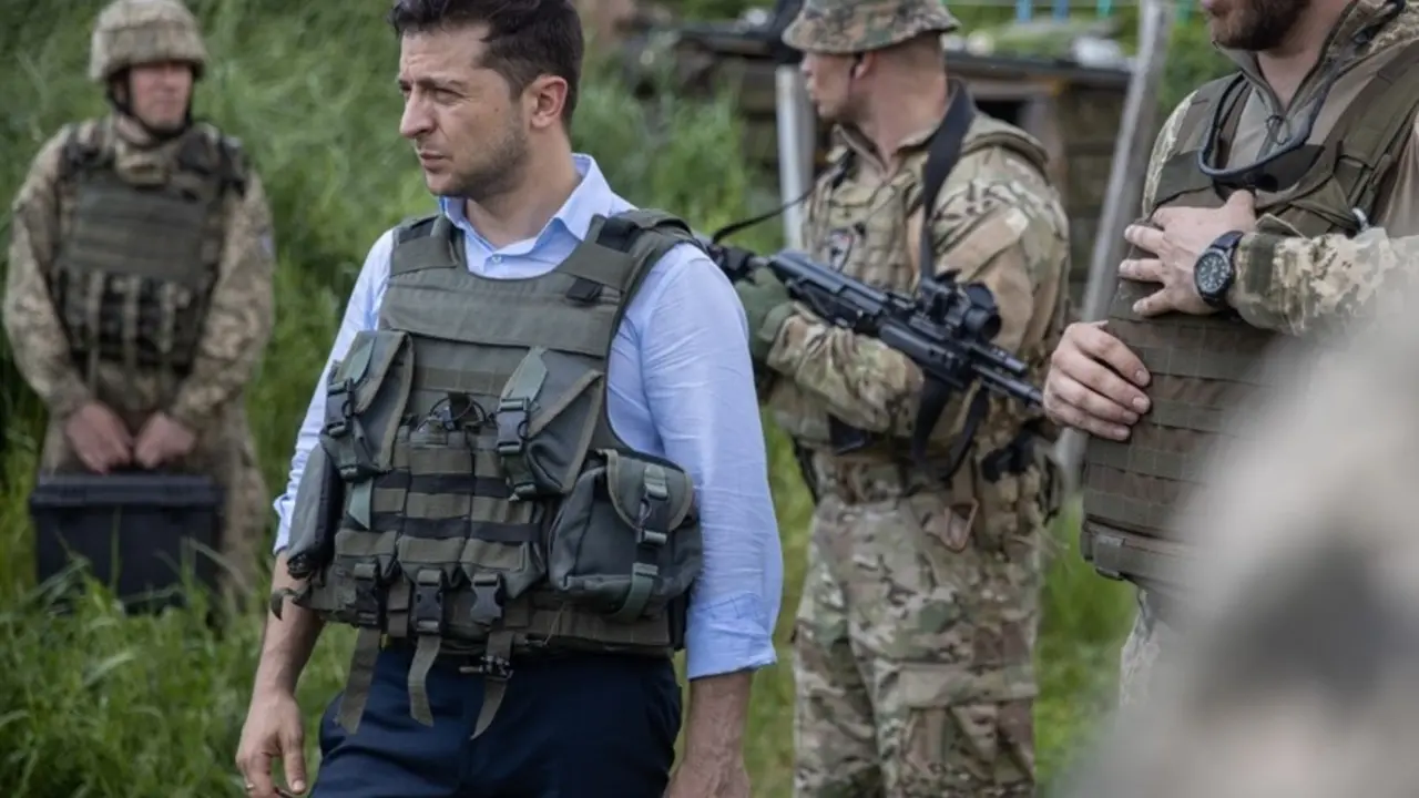 el presidente de Ucrania, Volodimir Zelenski, visitando el frente de guerra