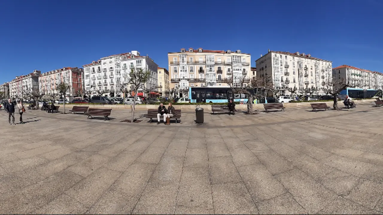 Varias personas transitan por el Paseo Pereda de Santander. / ALERTA