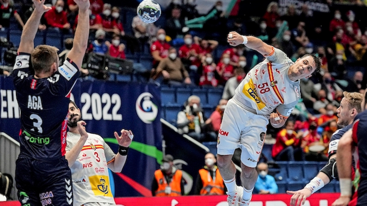 Bratislava (Slovakia (slovak Republic)), 23/01/2022.- Jose Maria Marquez Coloma (R) of Spain in action during the Men's European Handball Championship main round match between Spain and Norway in Bratislava, Slovakia, 23 January 2022. (Balonmano, Noruega, Eslovaquia, Espa&ntilde;a) EFE/EPA/MARTIN DIVISEK
