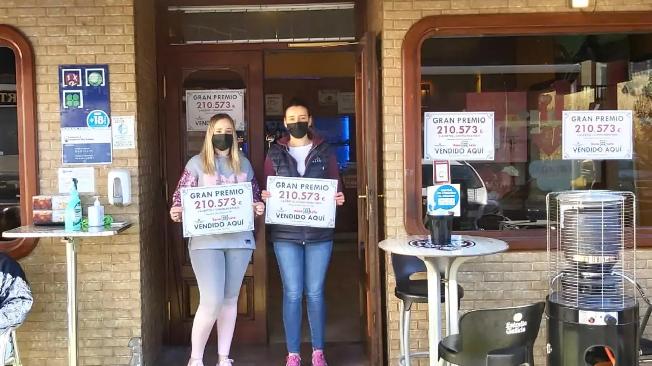 Las hijas de Jos&eacute; Manuel muestran el n&uacute;mero premiado. / ALERTA