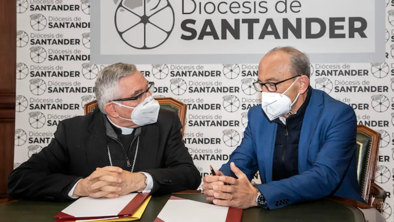El consejero de Industria, Turismo, Innovaci&oacute;n, Transporte y Comercio, Javier L&oacute;pez Marcano, firma un convenio con el obispo de Santander, Manuel S&aacute;nchez Monge.