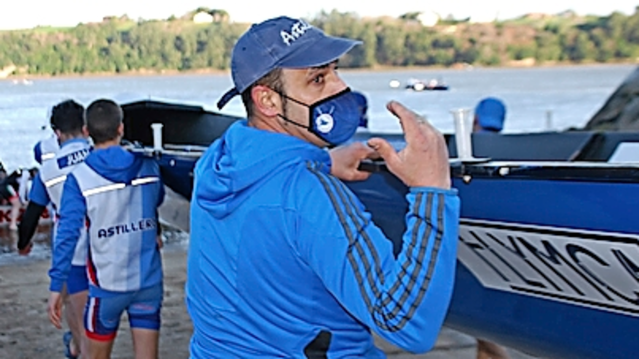 Sergi Carri&oacute;n, con el resto del equipo en Pedre&ntilde;a llevando la &lsquo;San Jos&eacute;&rsquo; al agua.