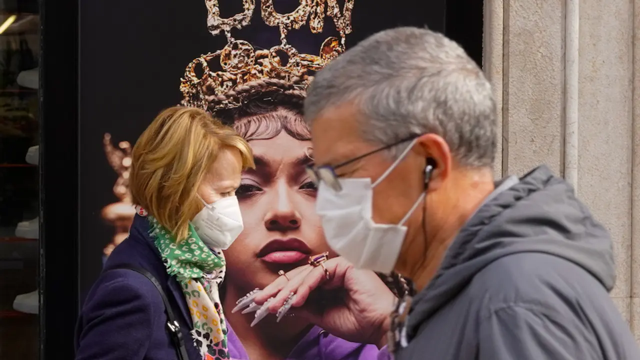 Varias personas camina con mascarilla por el centro de Santander. / Hardy