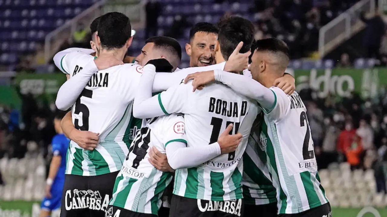 Los jugadores del Racing se abrazan tras anotar el &uacute;nico gol del partido. / 
Hardy