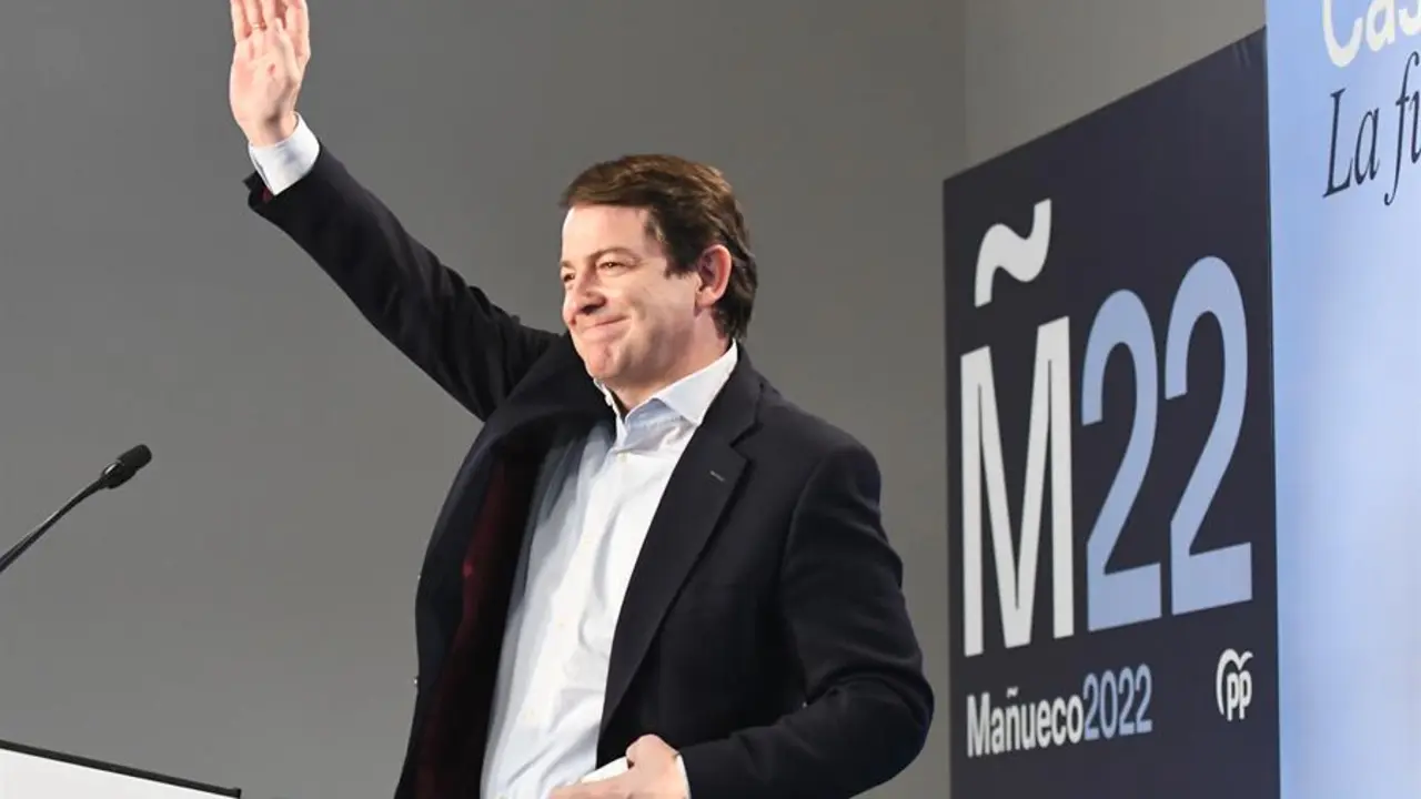 El presidente de la Junta y candidato a la reelecci&oacute;n, Alfonso Fern&aacute;ndez Ma&ntilde;ueco, interviene este jueves en el mitin organizado en el municipio leon&eacute;s de La Ba&ntilde;eza, con el que el PP da inicio a la campa&ntilde;a electoral en Castilla y Le&oacute;n. EFE/ J. Casares