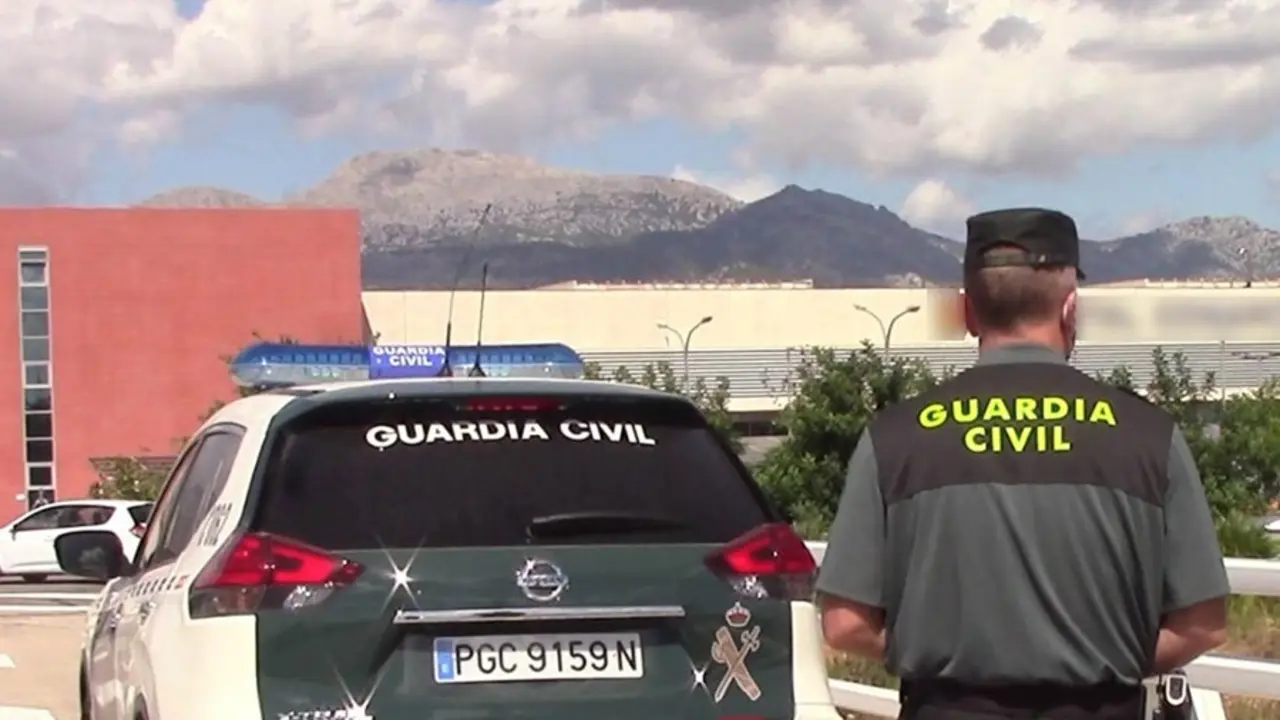 Un veh&iacute;culo de la Guardia Civil y un agente de espaldas.
Cargar m&aacute;is
Archivo
