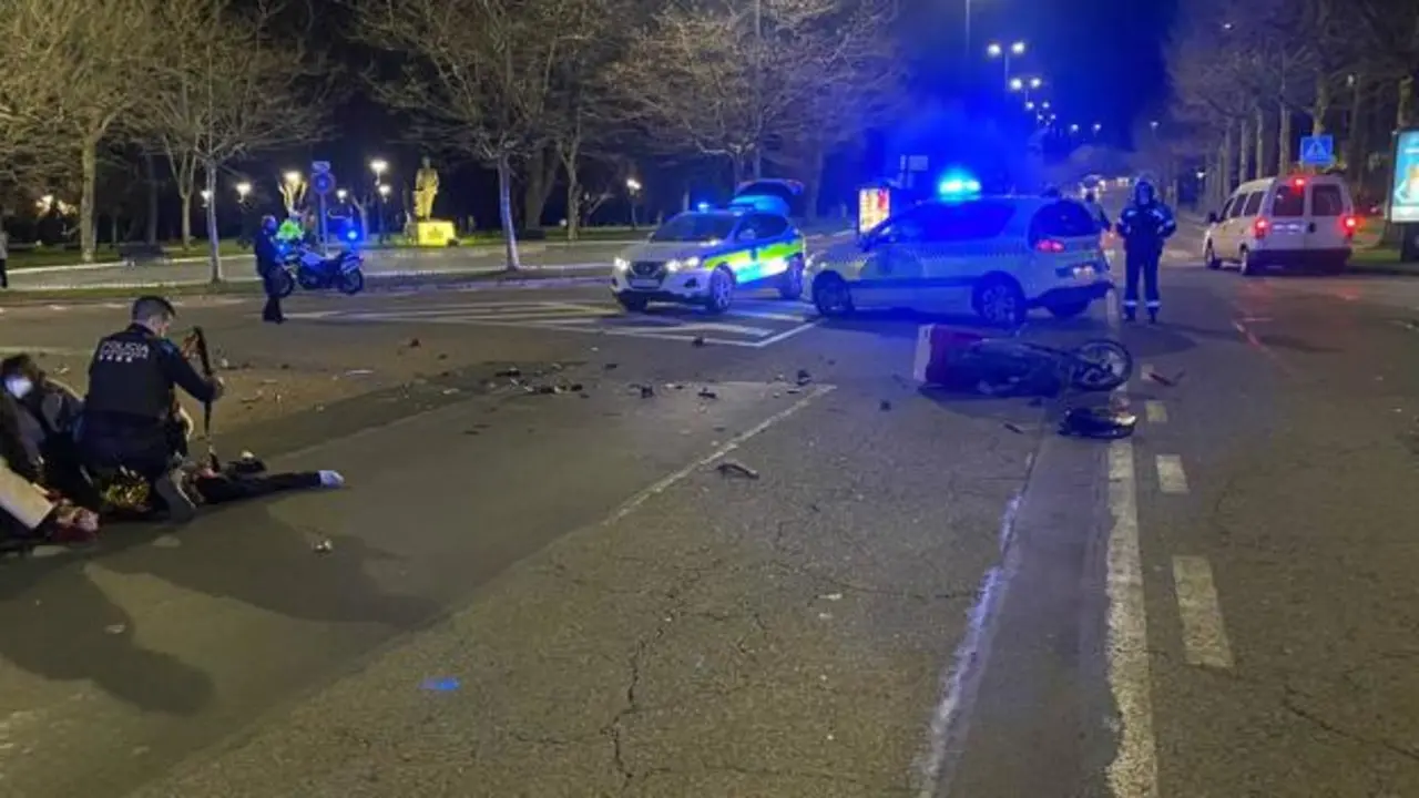 A la izquierda de la imagen, el momento en el que el agente practica el torniquete al joven herido. / PLS
