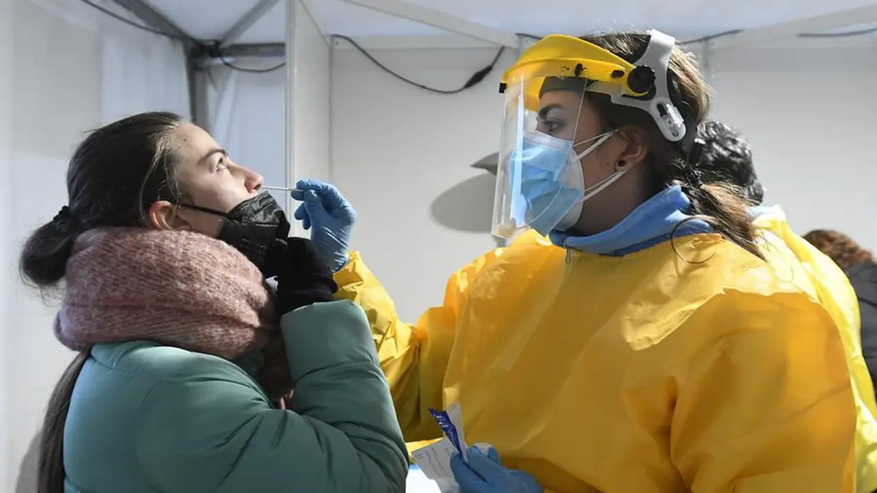 Una t&eacute;cnico sanitaria toma una muestra para un test de ant&iacute;genos. EFE/J. Casares/Archivo