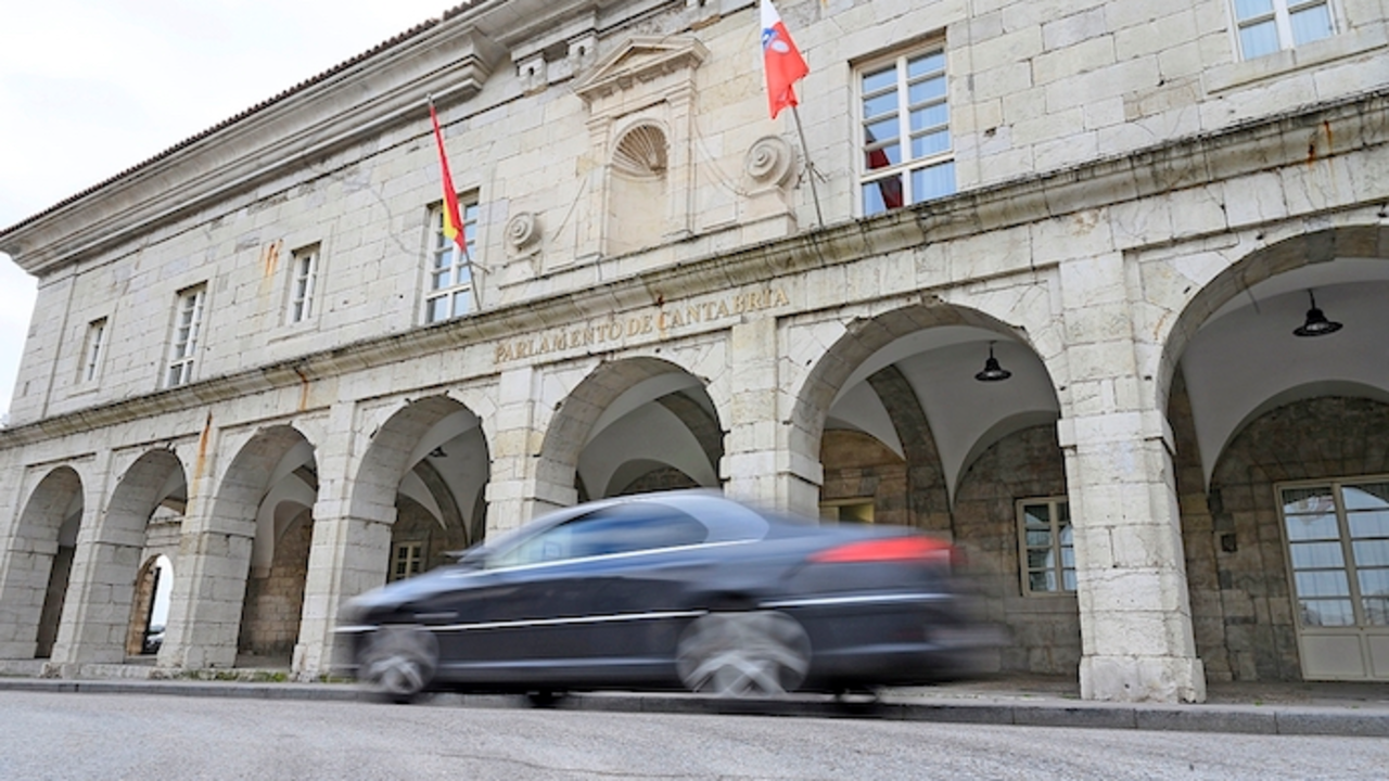 Vista de la fachada principal del Parlamento de Cantabria en la actualidad. El Estatuto de Autonom&iacute;a de Cantabria y el &eacute;xito de su lucha para ser una comunidad cumple ahora 40 a&ntilde;os con la sensaci&oacute;n entre los representantes pol&iacute;ticos de que la regi&oacute;n est&aacute; &laquo;consolidada&raquo; y que mandan mucho en Madrid. / Hoyos