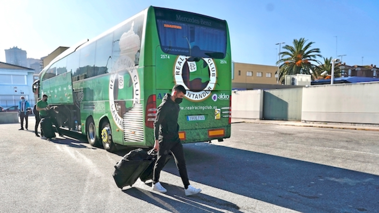 La expedici&oacute;n racinguista volvi&oacute; con las maletas para casa. / Hardy