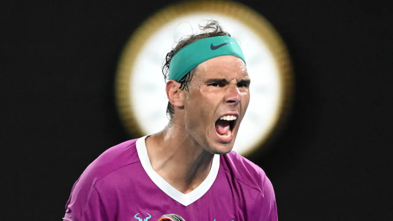 Rafael Nadal, de Espa&ntilde;a, celebra la victoria de un juego durante la final de individuales masculinos contra Daniil Medvedev, de Rusia, en el d&iacute;a 14 del Abierto de Australia en Melbourne Park en Melbourne, el domingo 30 de enero de 2022. (AAP Image/Dave Hunt)