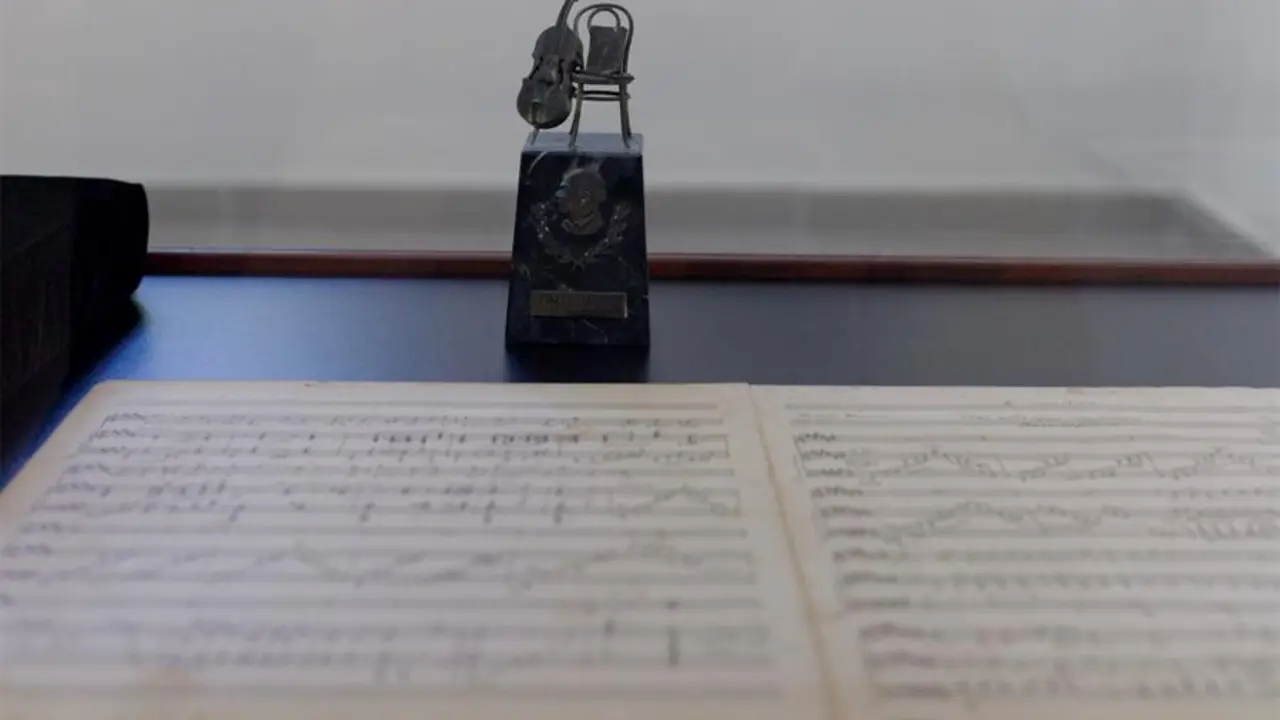 Fotograf&iacute;a de una partitura del compositor espa&ntilde;ol Pablo Casals, el 24 de enero de 2022 en la Sala Pablo Casals de la Biblioteca Carnegie en San Juan (Puerto Rico). El poeta espa&ntilde;ol Juan Ram&oacute;n Jim&eacute;nez y el m&uacute;sico Pablo Casals eligieron Puerto Rico como su hogar en el exilio durante sus &uacute;ltimos a&ntilde;os de vida, dejando un importante legado que fue homenajeado esta semana con sendas exposiciones inauguradas por el rey Felipe VI. EFE/ Thais Llorca