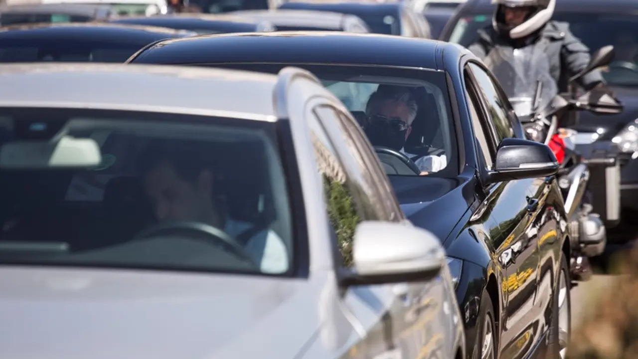 Varios veh&iacute;culos circulan por la carretera en Madrid. / EP