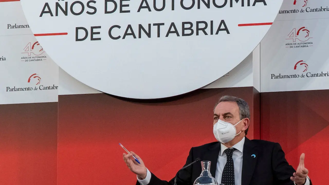 El expresidente del Gobierno Jos&eacute; Luis Rodr&iacute;guez Zapatero, antes de iniciar el ciclo de conferencias sobre la evoluci&oacute;n del Estado auton&oacute;mico, este mi&eacute;rcoles en el patio del Parlamento. EFE/ Rom&aacute;n G. Aguilera