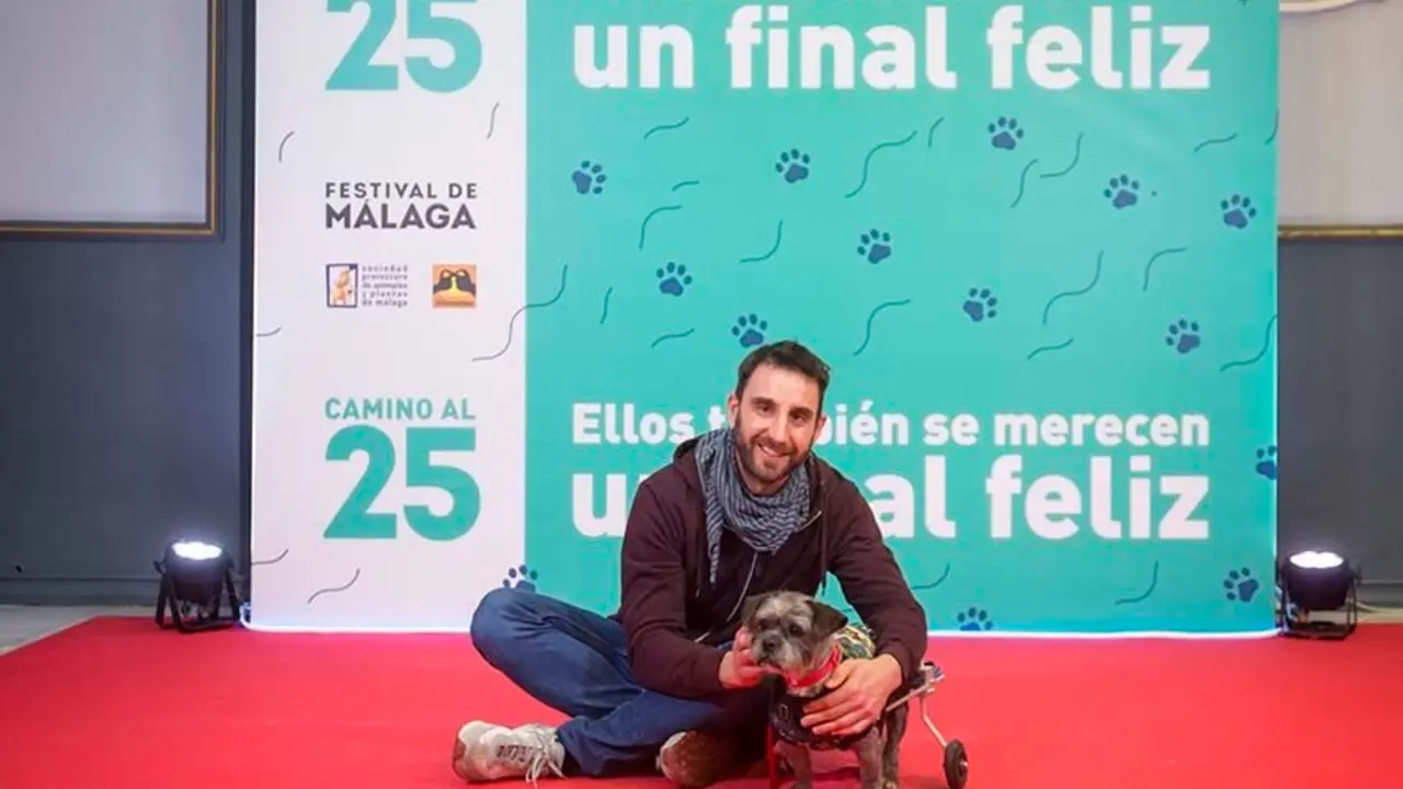 M&aacute;laga (Espa&ntilde;a) 28/12/2021 El acto y c&oacute;mico Dani Rovira, participa en la campa&ntilde;a &ldquo;Ellos tambi&eacute;n se merecen un final feliz&rdquo; en el Teatro Cervantes, y que se enmarca en la 25 edici&oacute;n del Festival de M&aacute;laga.Foto: Daniel P&eacute;rez / Teatro Cervantes