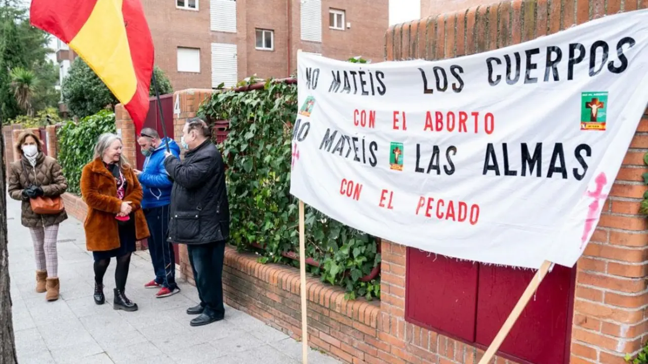 Varias personas cuelgan una pancarta contra el aborto con motivo de la reuni&oacute;n del presidente del Gobierno con el presidente de la Conferencia Episcopal Espa&ntilde;ola. &mdash; A. P&eacute;rez Meca / EUROPA PRESS