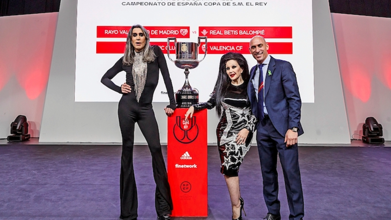 El presidente de la RFEF, Luis Rubiales, junto a los artistas Alaska y Mario Vaquerizo, durante el sorteo de las semifinales de la Copa del Rey. / Garc&iacute;a