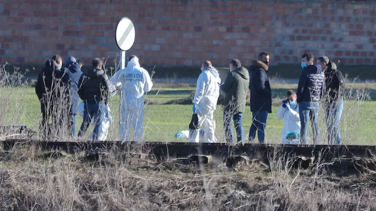 Agentes de la Guardia Civil investigan el cad&aacute;ver de una mujer encontrado a tres kil&oacute;metros de Traspinedo, mientras esperan su levantamiento para su identificaci&oacute;n, a 5 de febrero de 2022, en Valladolid (Espa&ntilde;a). El jefe de la Comandancia de la Guardia Civil de Valladolid, Miguel Recio, sospecha que pod&iacute;a tratarse del cad&aacute;ver de Esther L&oacute;pez de la Rosa, de 35 a&ntilde;os vecina de Traspinedo, desaparecida el 13 de enero.
Photogenic/Claudia Alba / Europa Press
05/2/2022