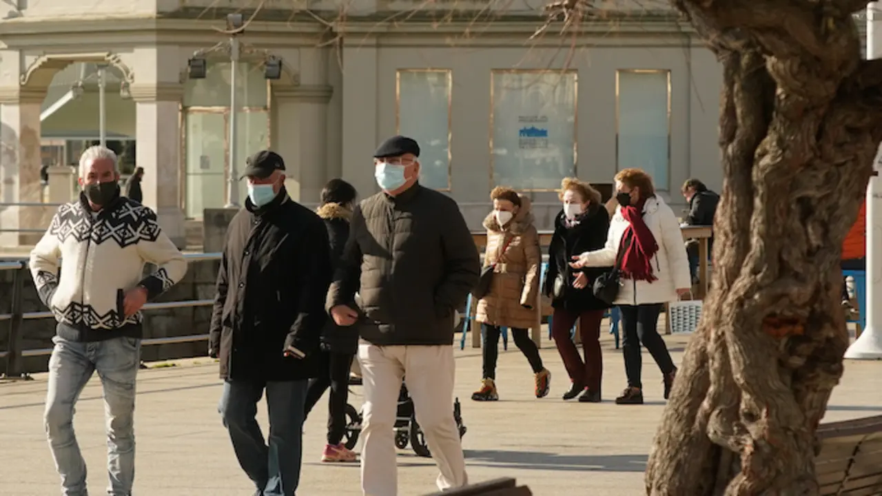 Varias personas por el Paseo Pereda de Santander. /HARDY