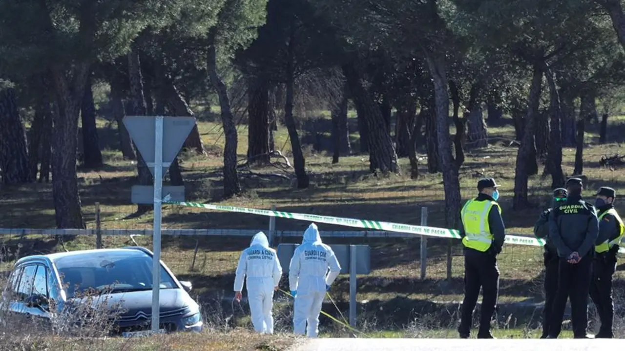 Efectivos de la polic&iacute;a cient&iacute;fica de la Guardia Civil en el lugar donde hoy ha sido hallado un cuerpo de la joven Esther L&oacute;pez, de 35 a&ntilde;os, desaparecida hace veinticinco d&iacute;as en Traspinedo (Valladolid). EFE/R. Garc&iacute;a