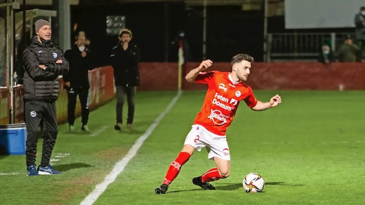 Un jugador del Laredo controla el bal&oacute;n. / Alerta
