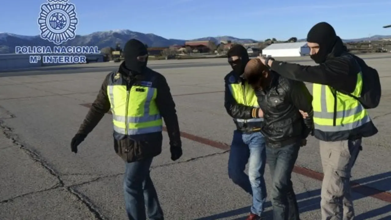 GRA344. CEUTA, 24/01/2015.- Fotograf&iacute;a facilitada por la Polic&iacute;a Nacional de uno de los cuatro presuntos terroristas detenidos en Ceuta -Farid Mohammed Al Lal y su hermano Mohammed y Anwar Alli Amzal y su hermano Rodouan- que es conducido por varios agentes para su traslado a Madrid en helic&oacute;ptero bajo importantes medidas de seguridad, incluida vigilancia a&eacute;rea. Los detenidos han sido trasladados a la capital bajo el mismo procedimiento que se hab&iacute;a aplicado en anteriores operaciones desarrolladas en la ciudad aut&oacute;noma. Un importante dispositivo policial ha participado en el traslado desde la barriada del Pr&iacute;ncipe hasta el helipuerto civil. EFE/-TFGP.