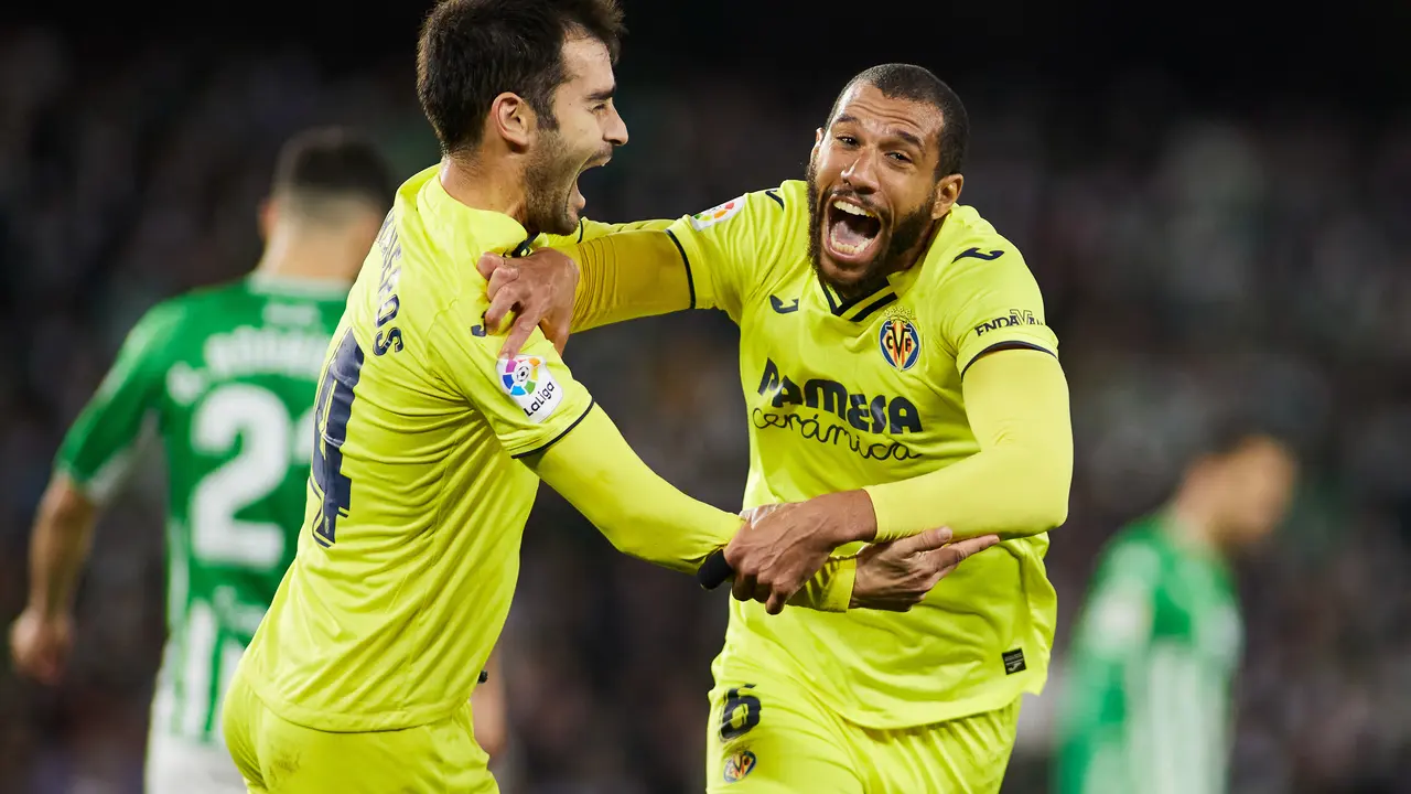 Etienne Capoue, del Villarreal, celebra un gol durante el partido de f&uacute;tbol de La Liga Santander entre el Real Betis y el Villarreal CF en el estadio Benito Villamar&iacute;n el 6 de febrero de 2022, en Sevilla, Espa&ntilde;a.