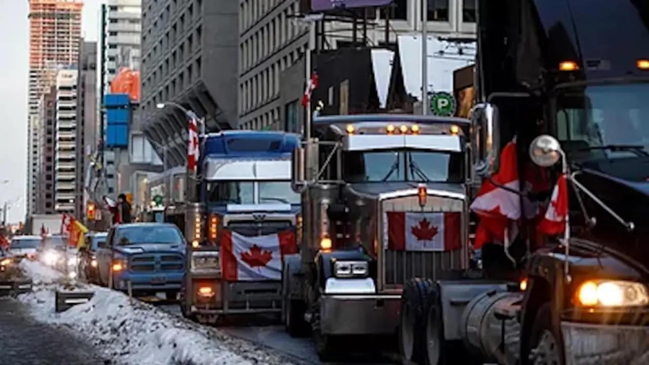 Varios camiones bloquean una calle de Ottawa, este domingo.COLE BURSTONAFP