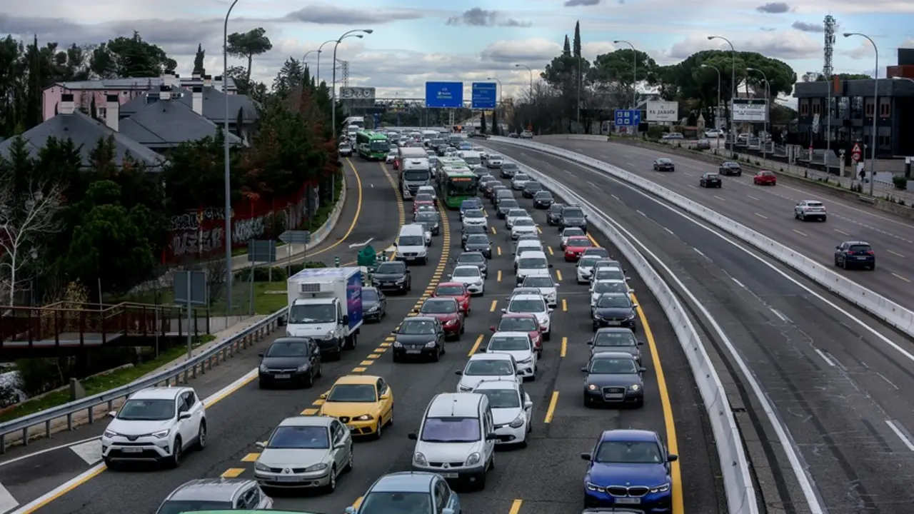 Varios coches en la carretera debido a la gran afluencia de coches. / AEE