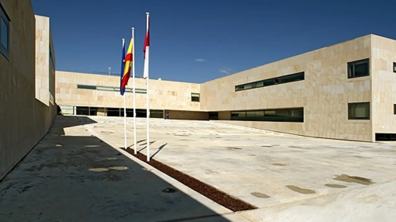 Toledo, 6-12-2010.- El Gobierno regional ha convocado 23 becas de formaci&oacute;n en elaboraci&oacute;n de informaciones tecnol&oacute;gico-educativas y realizaci&oacute;n de pr&aacute;cticas en la Consejer&iacute;a de Educaci&oacute;n, Ciencia y Cultura. En la imagen, fachada de la Consejer&iacute;a de Educaci&oacute;n, Ciencia y Cultura.
(Foto:JCCM)
