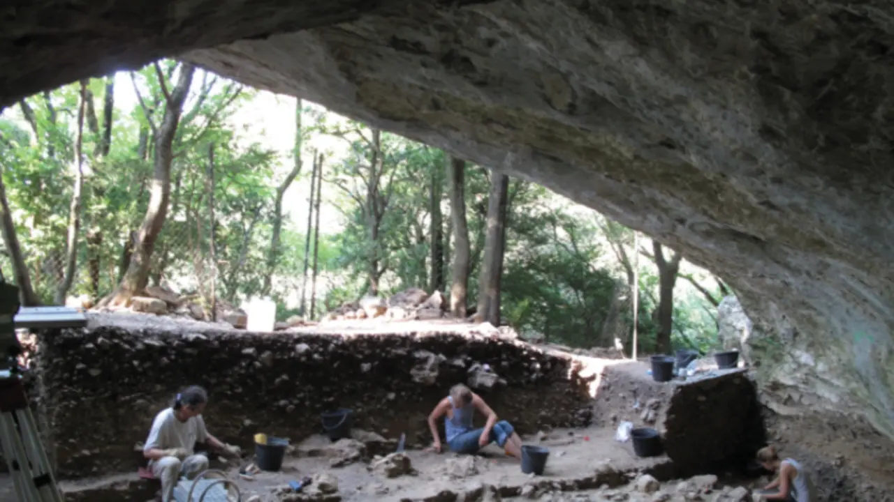 Los cient&iacute;ficos trabajando en la entrada de la cueva Mandrin, cerca de Montelimar, en el sur de Francia. Los cient&iacute;ficos han descubierto restos humanos modernos fosilizados y herramientas intercaladas entre restos neandertales y herramientas en el registro estratigr&aacute;fico en un sitio en el valle del R&oacute;dano en Francia, lo que sugiere que la ocupaci&oacute;n del &aacute;rea alternaba entre neandertales y humanos modernos. (Ludovic Slimak