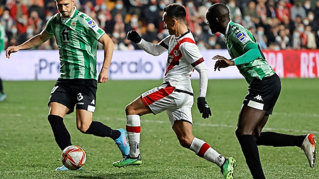 MADRID, 09/02/2022.- El delantero del Rayo &Aacute;lvaro Garc&iacute;a (c) trata de jugar un bal&oacute;n ante Youssouf Sabaly (d), del Betis, durante el partido de ida de las semifinales de la Copa del Rey que Rayo Vallecano y Real Betis disputan hoy mi&eacute;rcoles en el estadio de Vallecas, en Madrid. EFE/Juanjo Mart&iacute;n

