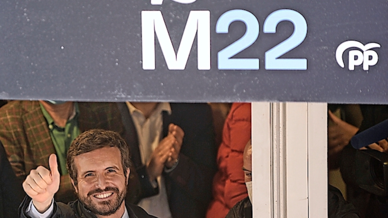 El presidente del PP, Pablo Casado, saluda a sus simpatizantes a su llegada al mitin de cierre de la campa&ntilde;a de cara a las elecciones auton&oacute;micas del 13 de febrero, este viernes, en Valladolid. EFE/NACHO GALLEGO