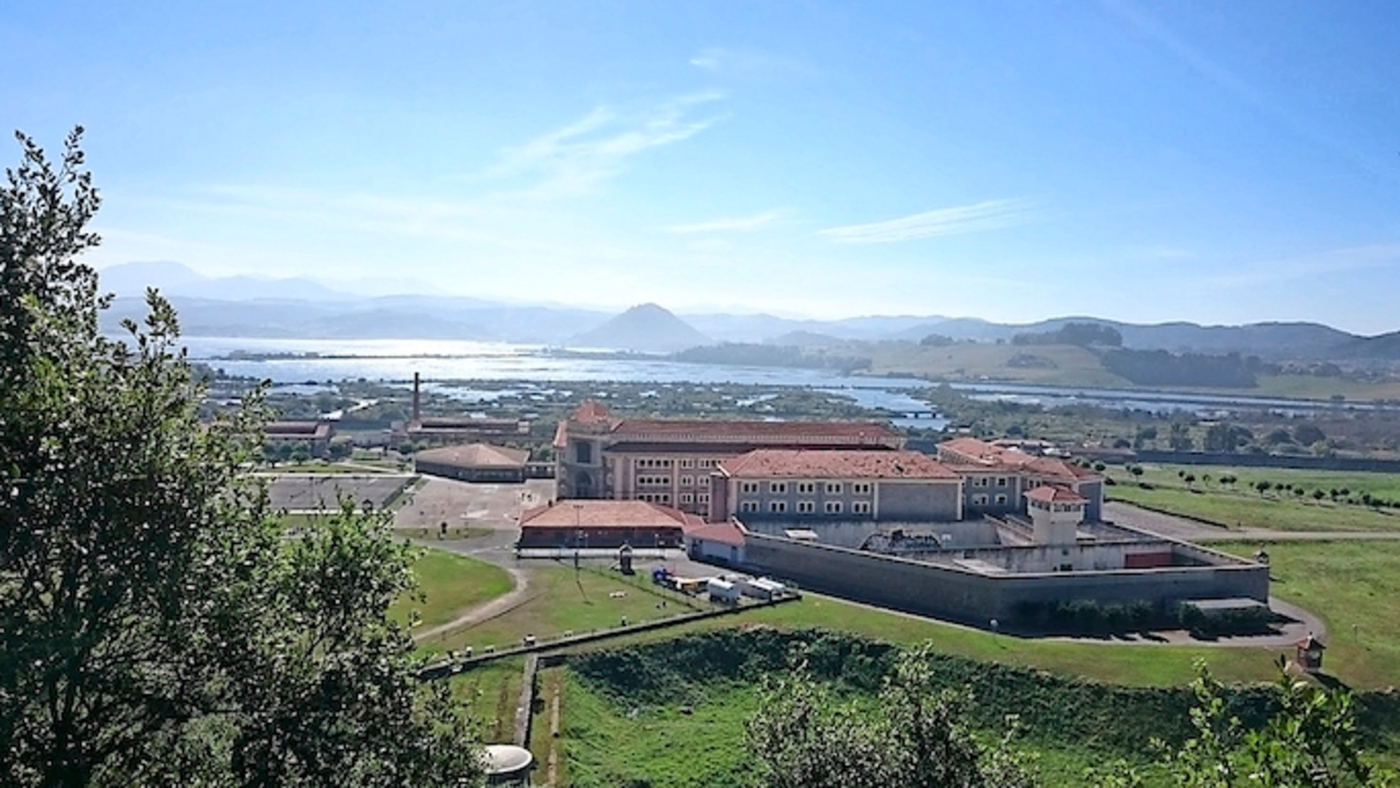 El penal de
El Dueso es
un centro
penitenciario
de Espa&ntilde;a
ubicado en
terrenos
situados
en el barrio
del Dueso,
perteneciente
al municipio
c&aacute;ntabro
de Santo&ntilde;a,
junto al
Monte
Buciero. /
alerta