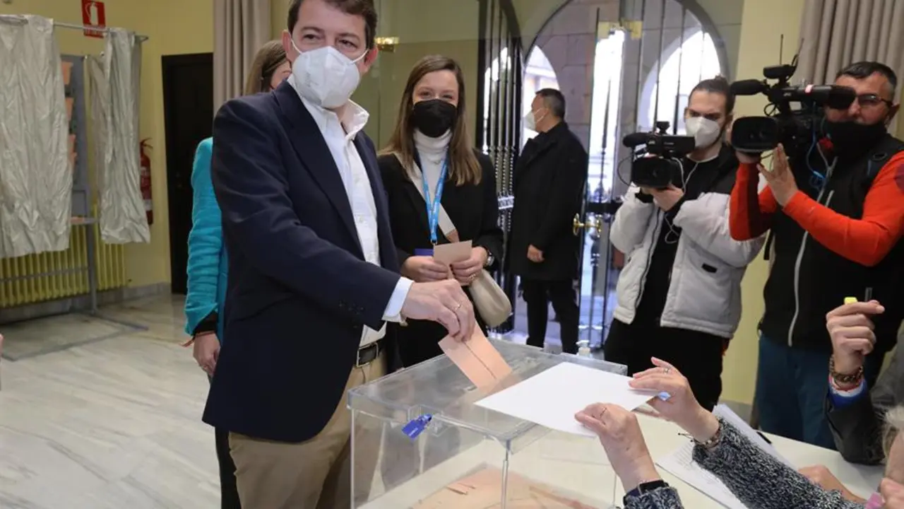 El candidato del PP a la Presidencia de la Junta de Castilla y Le&oacute;n, Alfonso Fern&aacute;ndez Ma&ntilde;ueco, ejerce su derecho al voto. EFE/ JMGarc&iacute;a