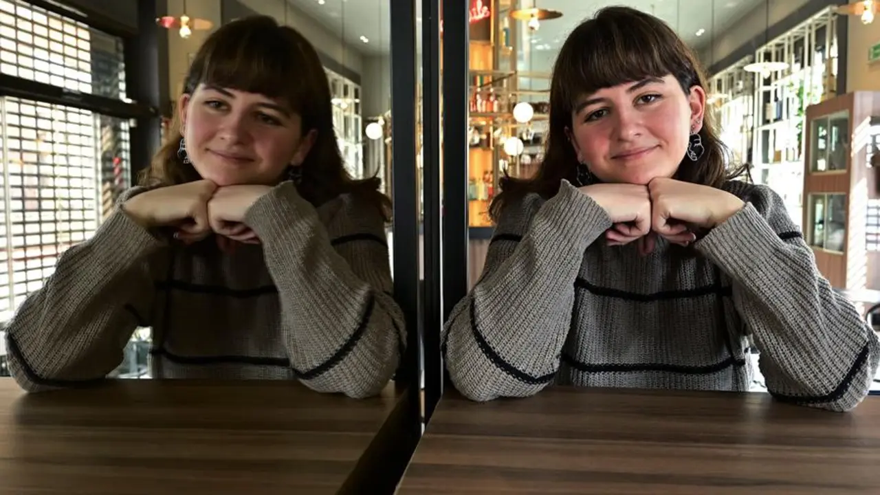 La escritora Joana Marc&uacute;s, posa en un hotel de la ciudad de M&aacute;laga durante una entrevista con la agencia Efe. Marc&uacute;s, que se ha convertido en una de las principales referencias nacionales en el &aacute;mbito de la literatura juvenil, ha asegurado que las redes sociales son compatibles con la lectura y ha destacado que gracias a Internet se lee mucho m&aacute;s. EFE/Jorge Zapata