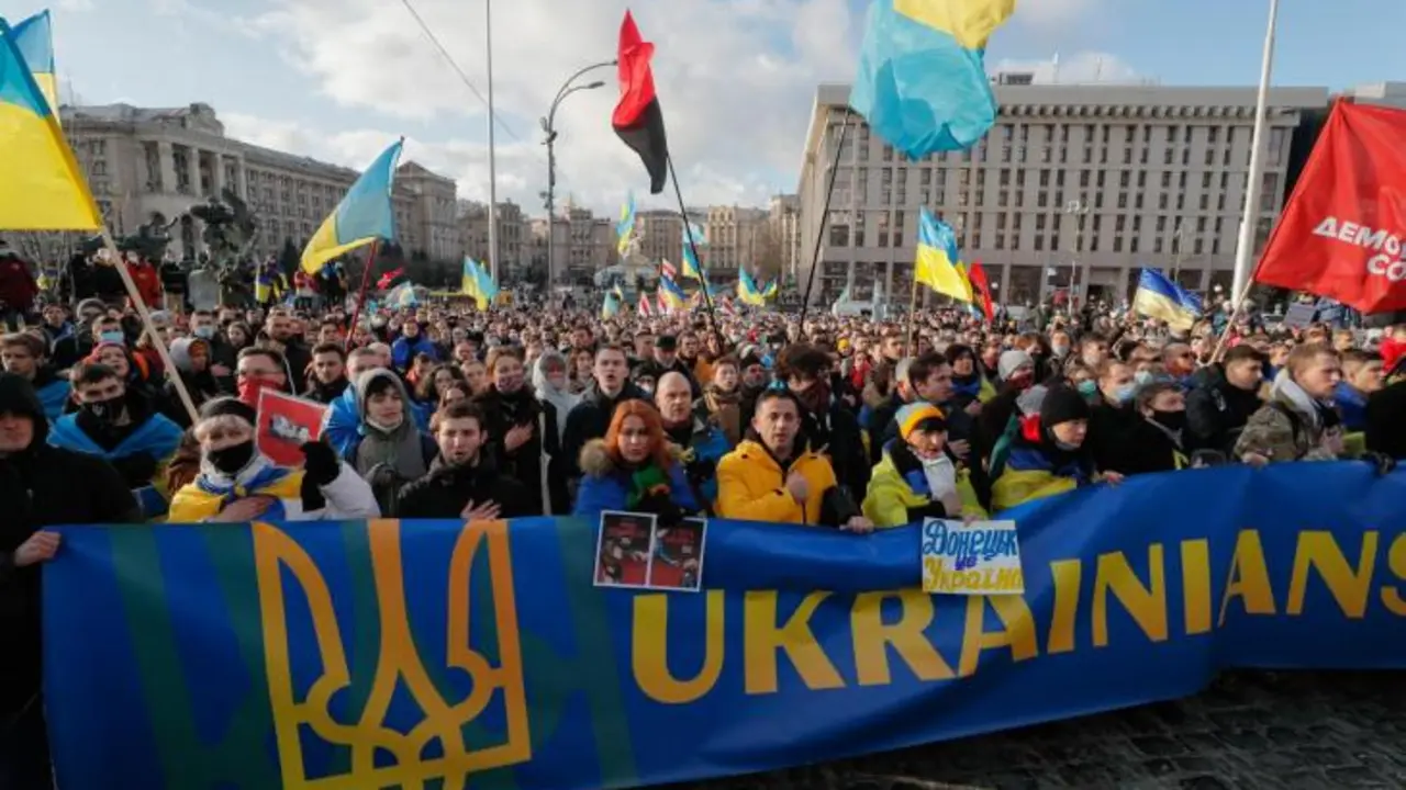 Manifestaci&oacute;n en Kiev contra las amenazas de las tropas rusas. | SERGEY DOLZHENKO