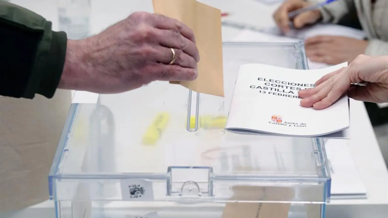 Una persona ejerce su derecho al voto en las elecciones auton&oacute;micas de Castilla y Le&oacute;n 2022, este domingo en Valladolid. Unos 2.094.490 castellanoleoneses est&aacute;n convocados a votar en 4.531 mesas dispuestas para los comicios auton&oacute;micos. EFE/ Nacho Gallego