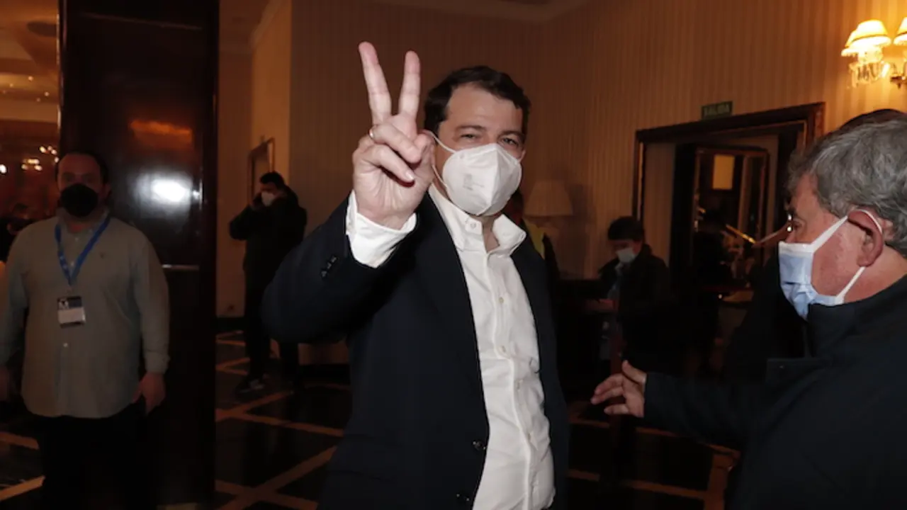 El candidato a la Presidencia de la Junta de Castilla y Le&oacute;n por el PP, Alfonso Fern&aacute;ndez Ma&ntilde;ueco, saluda a los medios despu&eacute;s de valorar los resultados obtenidos por su formaci&oacute;n en los comicios para Castilla y Le&oacute;n durante la noche electoral del 13F, en el Hotel Alameda Palace, a 13 de febrero de 2022, en Salamanca, Castilla y Le&oacute;n (Espa&ntilde;a). El pasado 20 de diciembre, el presidente de la Junta de Castilla y Le&oacute;n rompi&oacute; el pacto de gobierno con Ciudadanos y convoc&oacute; elecciones anticipadas. La autonom&iacute;a ve c&oacute;mo su d&eacute;cima legislatura llega as&iacute; a su fin, a&ntilde;o y medio antes de tiempo, y afronta las primeras elecciones anticipadas de su historia.
13 FEBRERO 2022;ELECCIONES;CASTILLA Y LE&Oacute;N;13 DE FEBRERO;ELECCIONES AUTONOMICAS;PP;PARTIDO POPULAR
Manuel &Aacute;ngel Laya / Europa Press
13/2/2022