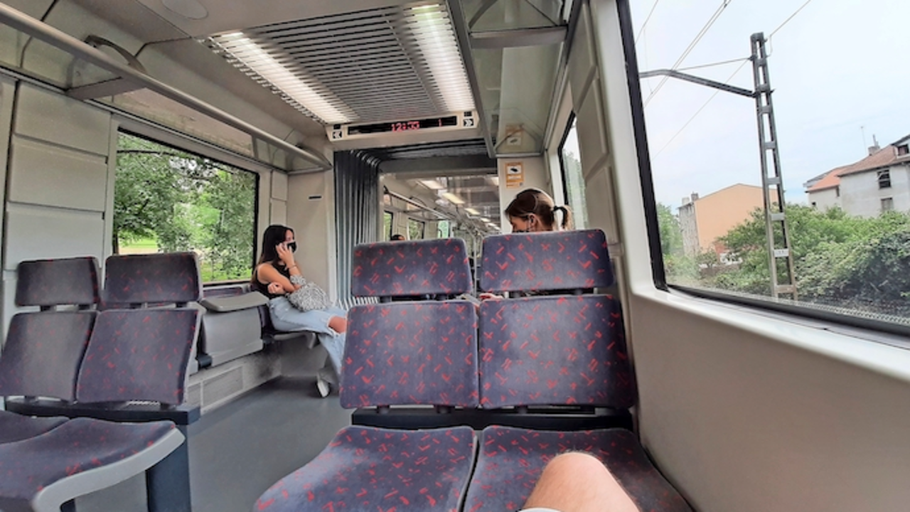 El pasado
10 de febrero los
municipios afectados por
la l&iacute;nea de
cercan&iacute;as
ferroviarias de
Cantabria
pidieron
al Gobierno una
soluci&oacute;n a
los &laquo;continuos
retrasos,
cancelaciones y
aver&iacute;as&raquo;
en este
servicio y que
invierta
en la mejora de
tramos
y nuevos
trenes y
frecuencias. / s.d.