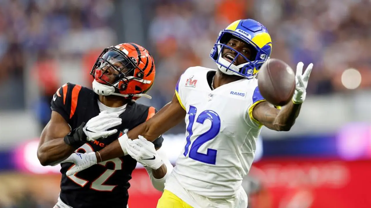 Los Angeles Rams wide receiver Van Jefferson (R) reaches out for the ball while being guarded by Cincinnati Bengals cornerback Chidobe Awuzie (L) during the first half of Super Bowl LVI at SoFi Stadium in Inglewood, California, USA, 13 February 2022. The annual Super Bowl is the Championship game of the NFL between the AFC Champion and the NFC Champion and has been held every year since January of 1967. (Estados Unidos) EFE/EPA/JOHN G. MABANGLO