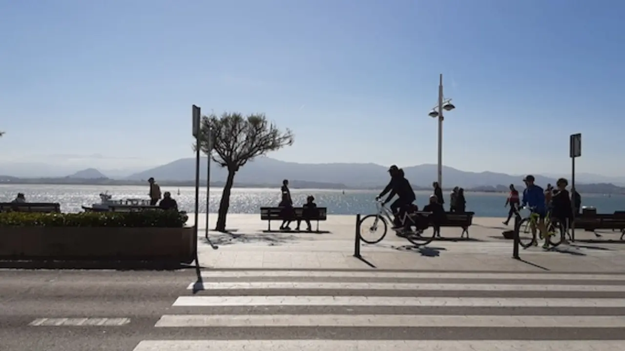 Varias personas por el Paseo Pereda de Santander. / ALERTA