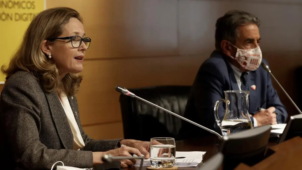 La ministra de Asuntos Econ&oacute;micos y Transformaci&oacute;n Digital, Nadia Calvi&ntilde;o, y el presidente de Cantabria, Miguel &Aacute;ngel Revilla, ofrecen una rueda de prensa despu&eacute;s de la reuni&oacute;n que mantuvieron, en la que hablaron sobre fondos europeos, entre otros temas, este mi&eacute;rcoles en la sede del Ministerio de Econom&iacute;a en Madrid. EFE/ J.J.Guill&eacute;n