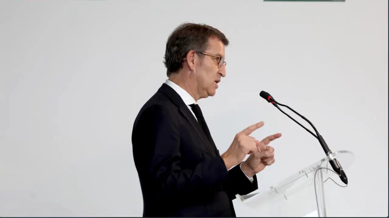 El presidente del PP de Galicia y de la Xunta, Alberto N&uacute;&eacute;z Feijoo comparece ante la prensa tras los di&aacute;logos cruzados entre la presidenta madrile&ntilde;a Isabel D&iacute;az Ayuso y la representaci&oacute;n nacional del PP, por un supuesto espionaje del propio partido a la dirigente regional para destapar un presunto caso de corrupci&oacute;n, con el fin de desbaratar sus aspiraciones pol&iacute;ticas. EFE/Xo&aacute;n Rey.