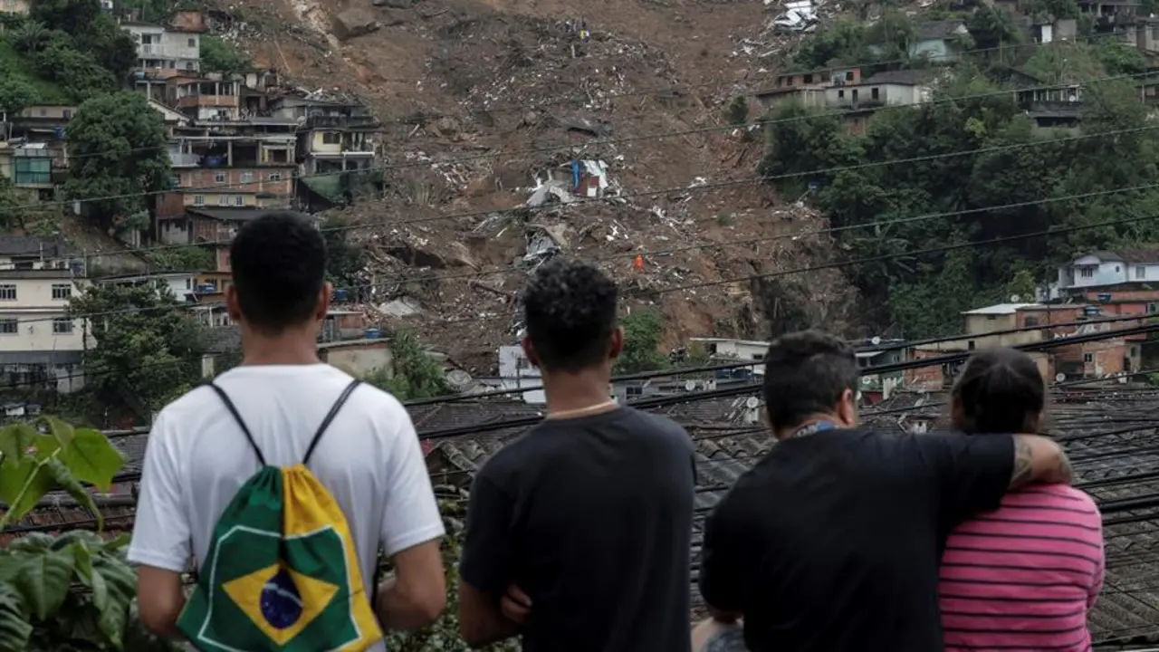 Varias personas observan la destrucci&oacute;n tras las fuertes lluvias del martes en el Morro de la Oficina, hoy, en la ciudad de Petr&oacute;polis, estado de Rio de Janeiro (Brasil). EFE/ Antonio Lacerda