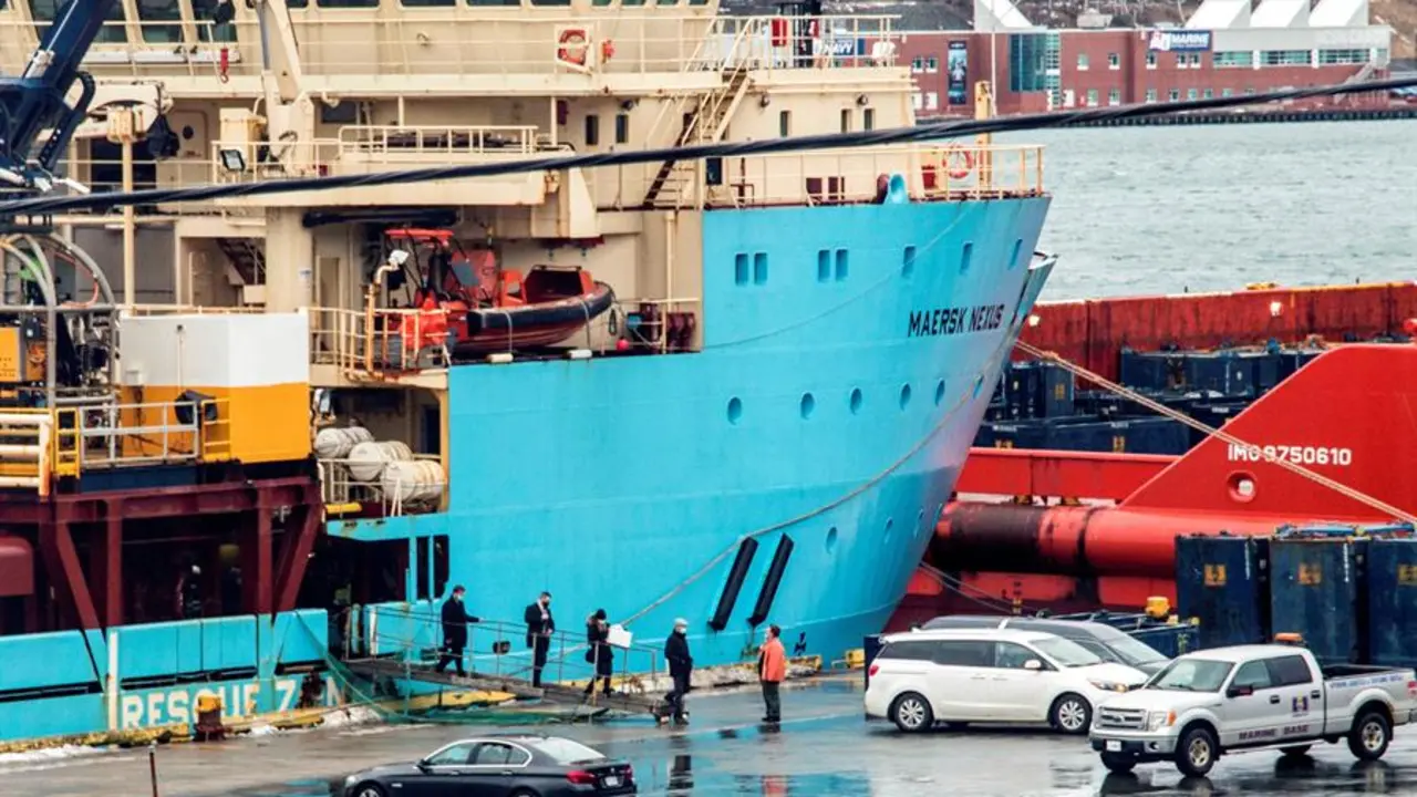 Un grupo de funcionarios desciende del barco canadiense Maersk Nexus hoy, antes de que personal de una funeraria desembarcara los cuerpos de dos tripulantes del pesquero espa&ntilde;ol Villa de Pitanxo, en el puerto de San Juan de Terranova (Canad&aacute;). EFE/Julio C&eacute;sar Rivas