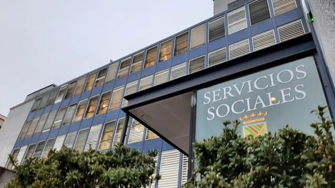 Vista de la entrada a la oficina de Servicios Sociales de Torrelavega. / ALERTA