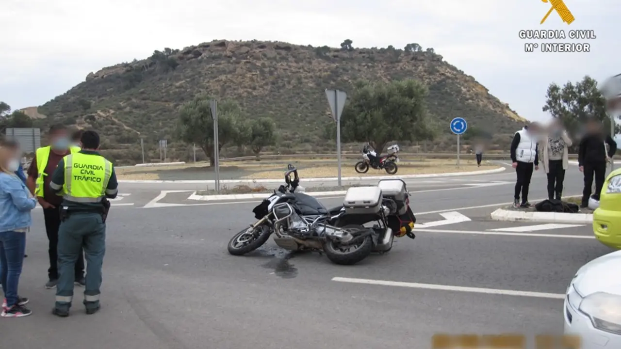 La Guardia Civil accidente de una moto. / ARCHIVO