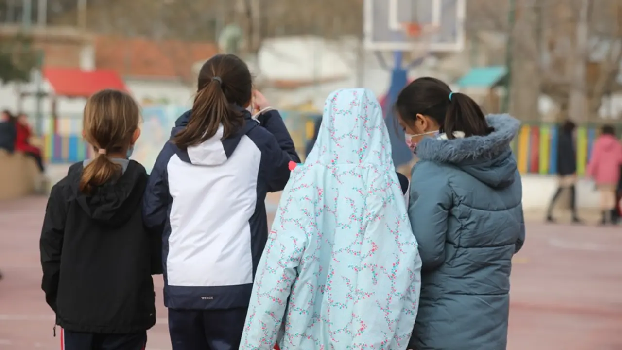Varias ni&ntilde;as en el recreo en un colegio privado de Madrid